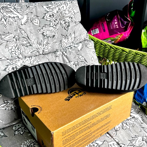 *Like New/Worn once Doc Marten’s Black Leather sandals, Size 6 - Picture 8 of 8